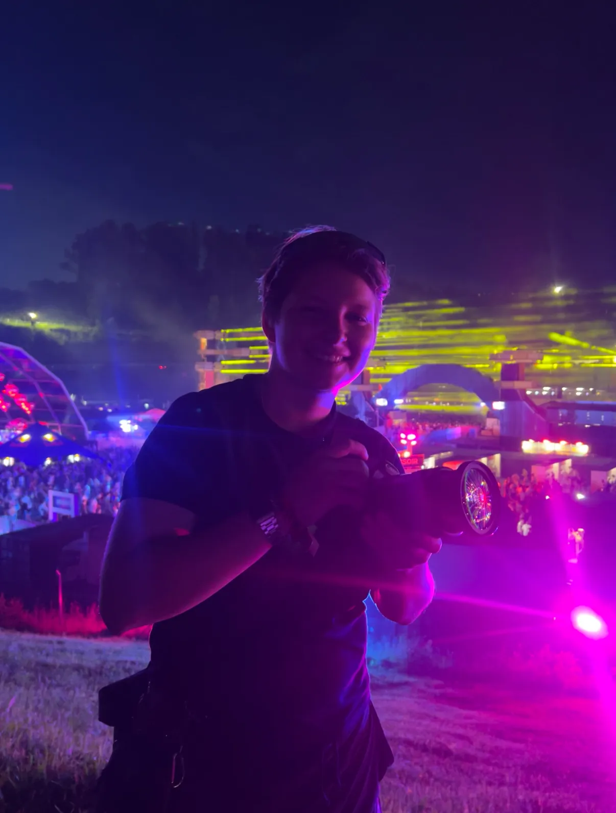 Vitoria Hortmann mit Kamera bei einem Festival
